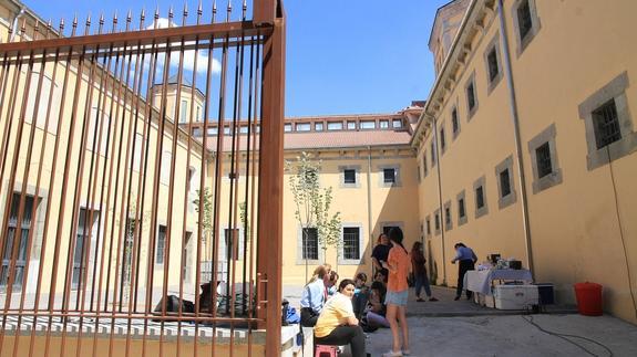 Algunos de los participantes en el rodaje, durante uno de los descansos.