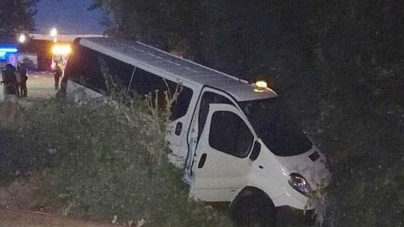 Imagen del vehículo del taxista tras la agresión de madrugada en la localidad de Villagallegos. 