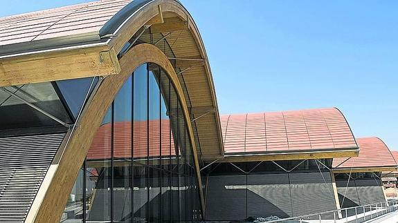Fachada de la bodega diseñada por Rogers, en Peñafiel.
