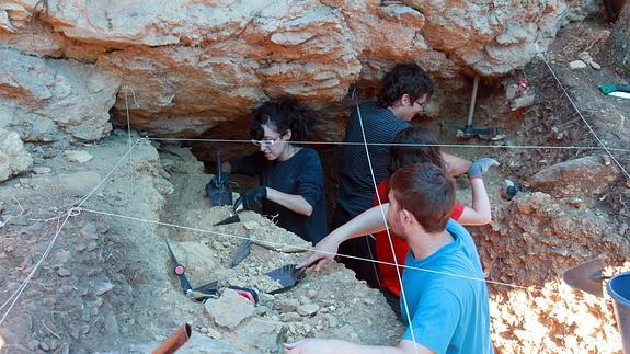 Un grupo de voluntarios trabajan en la excavación del yacimiento ‘Abrigo del Molino’. 