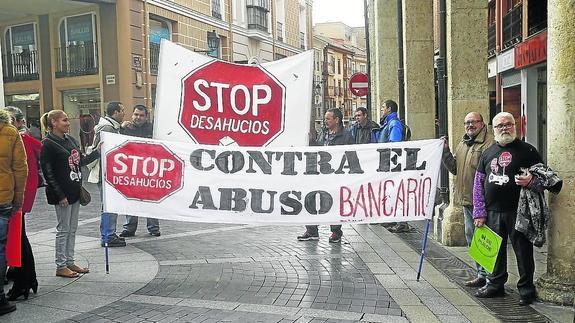 Componentes de la Plataforma de Afectados por la Hipoteca (PAH), en una concentración en la Calle Mayor de Palencia, el 26 de noviembre del año pasado, para mostrar sus reivindicaciones.