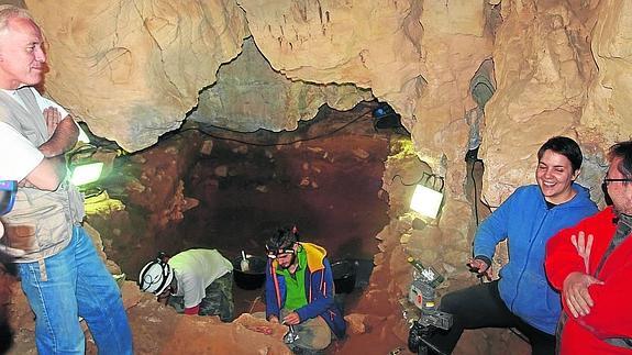 El delegado de la Junta, izquierda, conversa con los expertos que trabajan en Cueva Guantes.