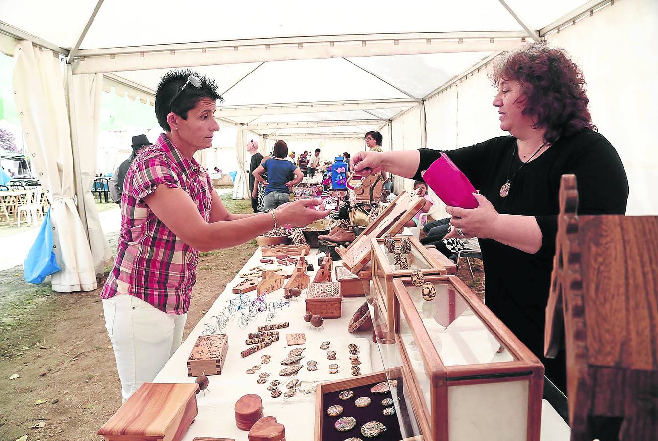 El mercado de Florida de Liébana contó ayer con la participación de cuatro expositores más, que mostraban distintos tipos de productos artesanos.