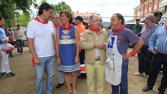 El alcalde, José Luis Vázquez, con la consejera de Cultura y Turismo, Josefa García Cirac, Javier Santamaría y Félix Montes.