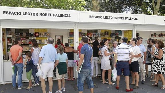 Público visitante de las casetas en la Feria del Libro de Palencia.