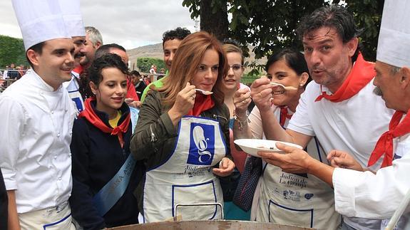 Silvia Clemente, Ana Sánchez y José Luis Vázquez degustan los judiones..A. Tanarro