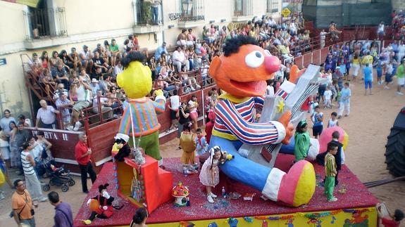 Carroza de Epi y Blasm, de la peña "Kaluas', ganadora de uno de los desfiles de carrozas celebrado en Fuentepelayo. El Norte