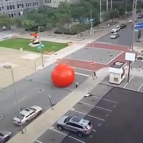 La enorme bola recorriendo las calles de Toledo.