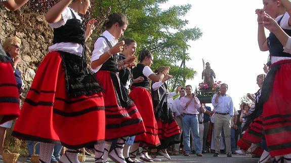 Danzas durante la procesión. 