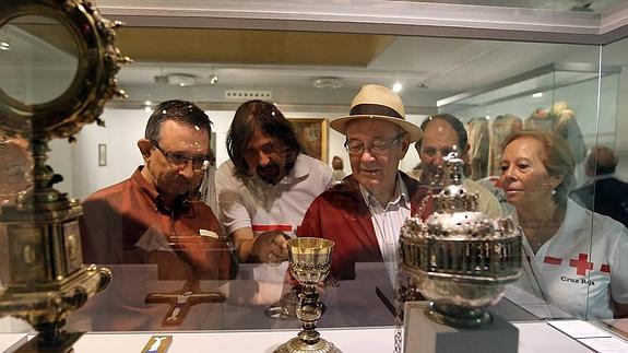 Un grupo de participantes observa las piezas del museo.