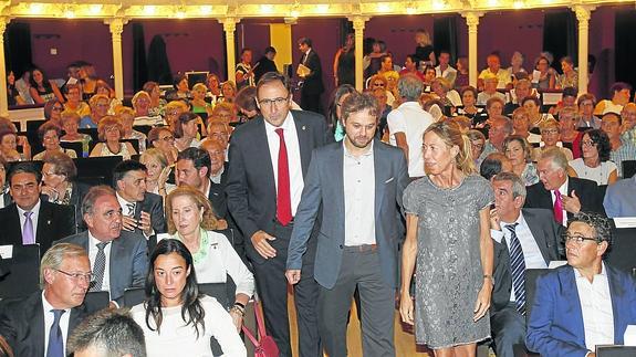 Daniel Landa, en el centro, llega ayer al teatro acompañado del alcalde, Alfonso Polanco, y la concejala de Cultura, Carmen Fernández Caballero.