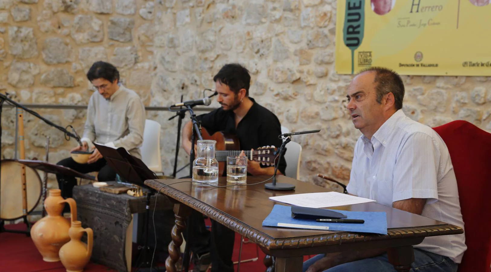 Fermín Herrero, a la derecha, en un momento del recital, junto a los músicos Jorge Cebrián y Suria Pombo. 