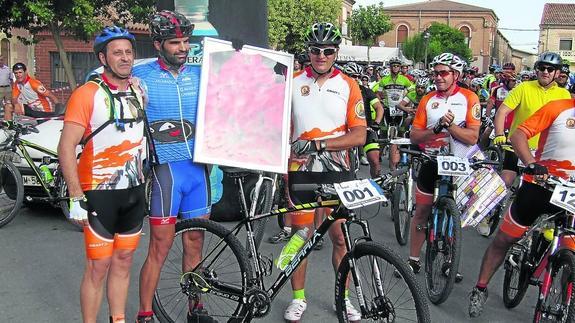 Ángel García, campeón de España de Mountain Bike Orientación 2015, fue obsequiado con la camiseta de la ruta enmarcada.