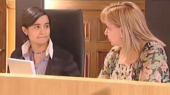 Triana Martínez, junto a Isabel Carrasco, en la Diputación.