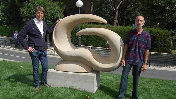 La rotonda Odón Alonso incluye en su ornato dos esculturas cedidas por el escultor José Luis Valer