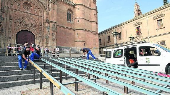 Operarios municipales colocan la rampa en el atrio de la Catedral para la ofrenda floral. 