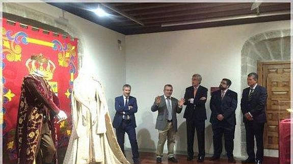 Viaje al siglo XV con los trajes de la reina abulense