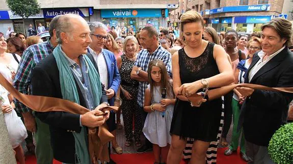 El cantante José Manuel Soto (a la izquierda) asiste a la inauguración del nuevo negocio, ayer en Segovia. 