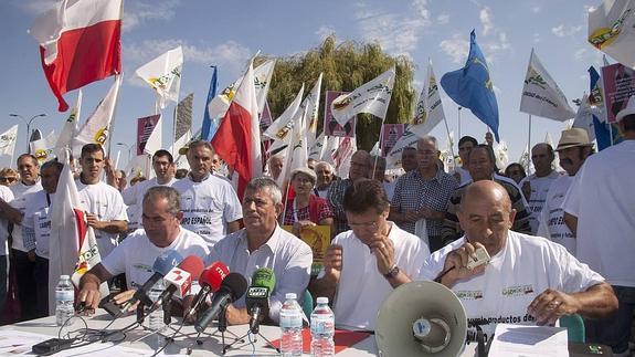 Los responsables nacionales de la alianza UPA-COAG se concentran a la entrada del Recinto Ferial de Salamanca.