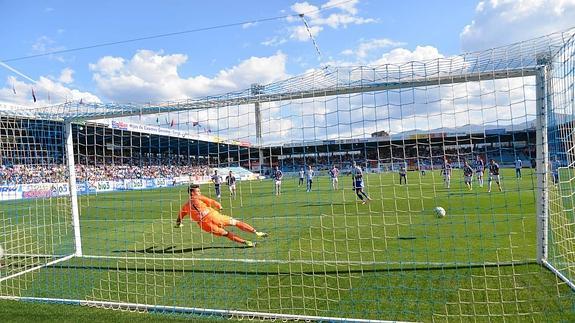 Yuri hace el 1-0 de penalti. 