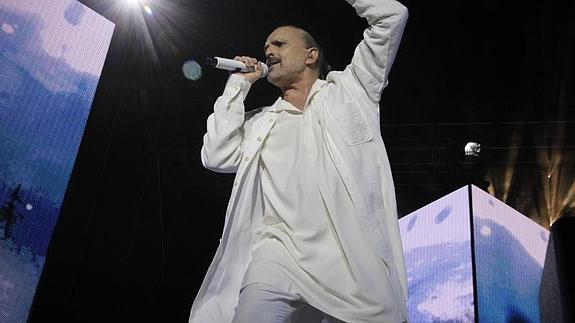 Miguel Bosé, durante el concierto celebrado ayer en la plaza de toros de Laguna. 