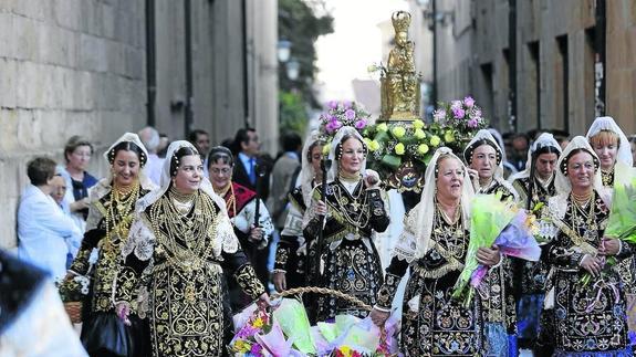 Un grupo de charras participa en la ofrenda floral del año pasado. 