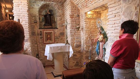 Un grupo de fieles, el sábado durante la jornada de apertura de la capilla. 