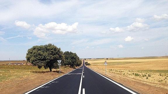 Aspecto del nuevo pavimento de la carretera que une la CL-603 y Escalona del Prado.