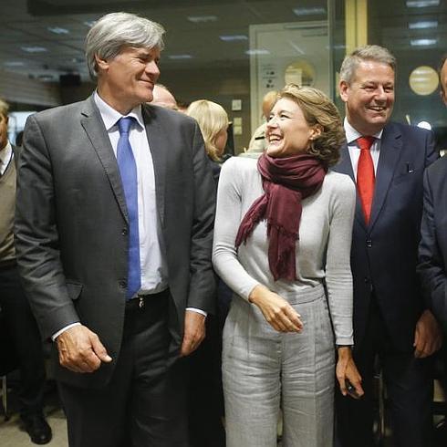 Isabel García Tejerina, su homólogo francés Stephane Le Foll (izda), el austriaco Andra Rupprechter (2d), y el belga Willy Borsus conversan durante el Consejo extraordinario. 