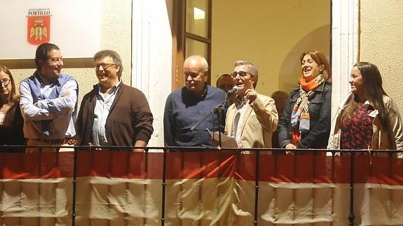 Foces se dirige a los presentes desde el balcón del Ayuntamiento.