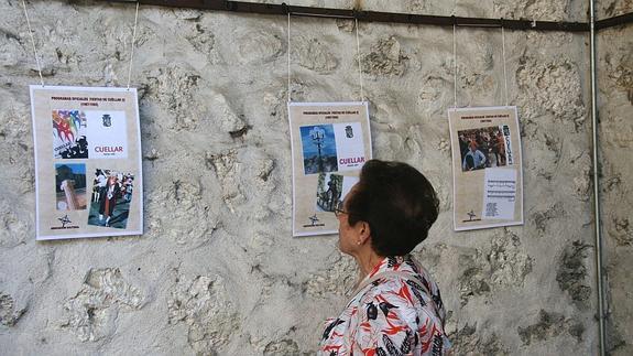 Una mujer observa los carteles de la exposición. 
