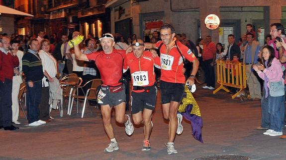 Tres participantes de la prueba hacen su entrada en meta en una edición anterior. 