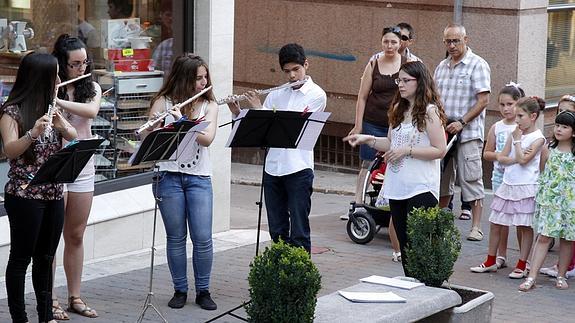 Alumnos de la escuela interpretan una pieza en la calle, durante un Paseo Musical.M. R.