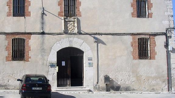 Fachada del Centro Público de Educación de Personas Adultas de Cuéllar. 