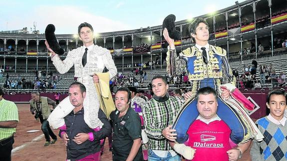 Los dos toreros salieron en hombros de La Glorieta tras una tarde magnífica. 
