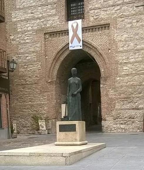 El lazo de Oro luce sobre la fachada del Arco del Alcocer.