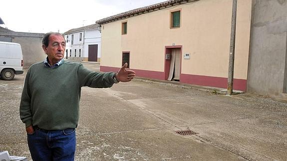 Joaquín Vega, alcalde de Villagómez laNueva, ante la casa de la mujer hallada esta semana. 