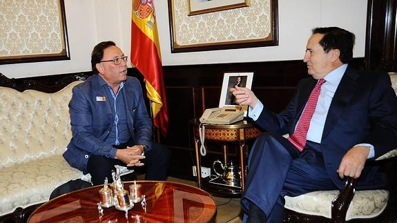 ÁLvarez del Caño, ayer, con Luan José Lucas.