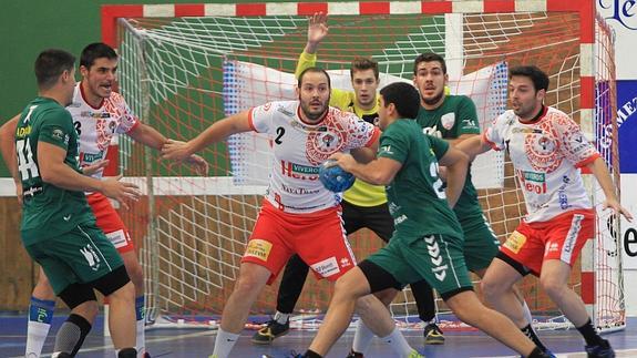 Momento del partido de este sábado entre el Nava y Antequera. 