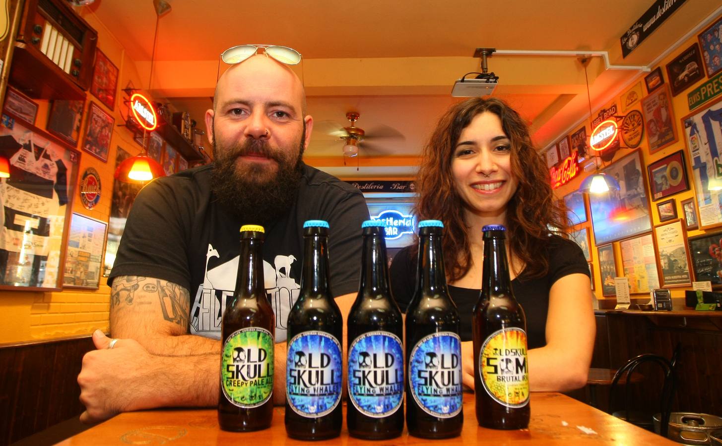 Los creadores de la cerveza artesana 'Old Skull', Roberto Prieto y Pamela Coelho, junto a su nueva creación de cerveza negra.