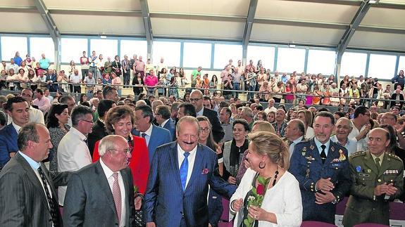 El homenajeado, en el centro, entrando al pabellón que también lleva su nombre, y rodeado por autoridades civiles y militares. 