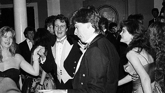 David Cameron (en el centro) baila en el Pitt Club Ball de la Universidad de Cambridge en 1987.