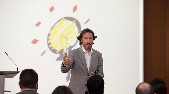 Víctor Kuppers, durante una reciente conferencia en Asturias.