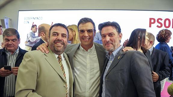 José Luis Blanco, alcalde de Azuqueca de Henares, Pedro Sánchez, y José Luis Vázquez, en el acto del PSOE previo a la asamblea El Norte