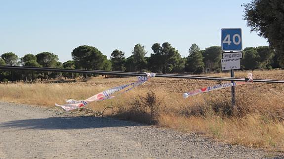El cable permanece suspendido a 1,5 metros de altura sobre el vial. F.G. MURIEL