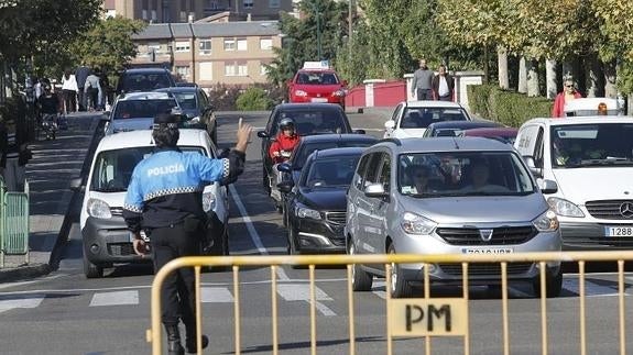 Vehículos por Valladolid, desviados para no ingresar en la zona cortada al tráfico en el Día Sin Coches.
