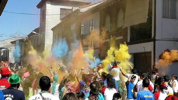 Un colorido momento del vermú de las peñas. F. de la Calle