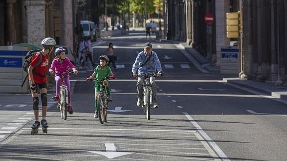 Calles vacías de vehículos privados durante el Día Sin Coches. 