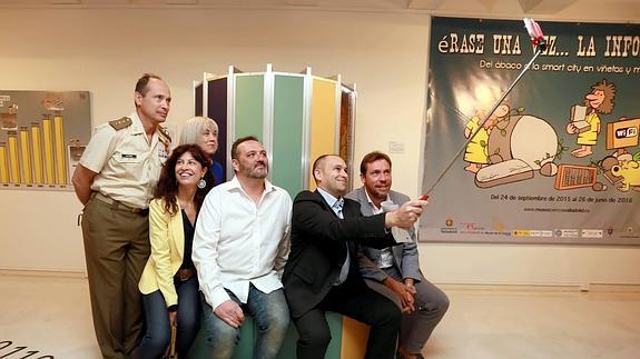 El alcalde de Valladolid, Óscar Puente, y la concejala de Cultura, Ana Redondo, inauguran la exposición 'Érase una vez... la informática. Del ábaco a la Smart City en viñetas y más'.