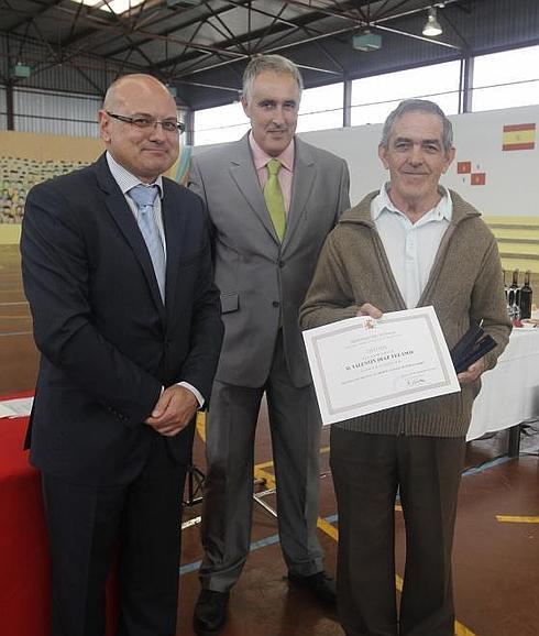 El subdelegado, Luis Antonio Gómez, el director del centro penitenciario, Carlos Blanco, y el capellán Valentín Díaz. 